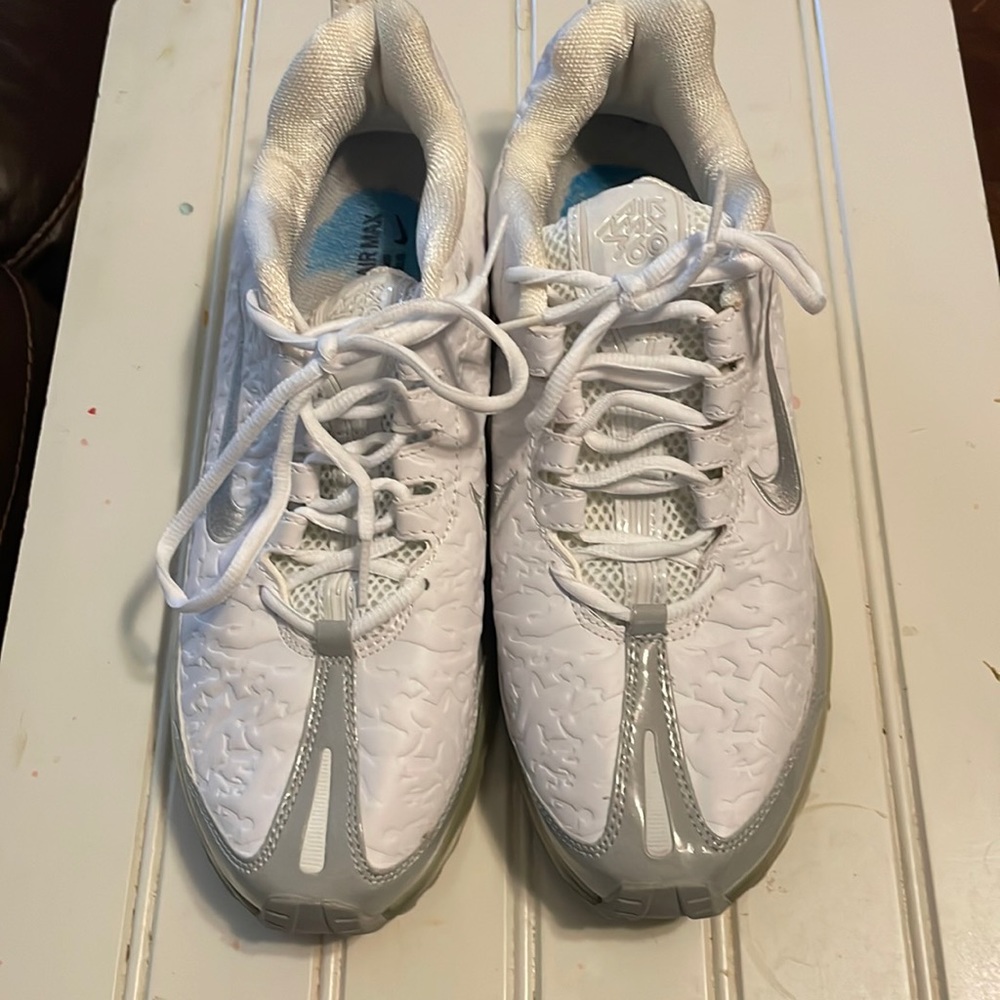 New Nike Airmax running shoes. Never been worn.